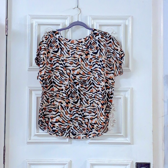 Really Beautiful Silky Short Sleeves Scoop Neck, Scoop Vented Dressy Blouse - Picture 2 of 11